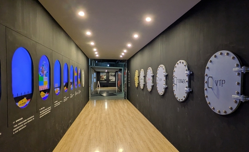船舶展示 船の形を模した造形展示。デザイン性が高い