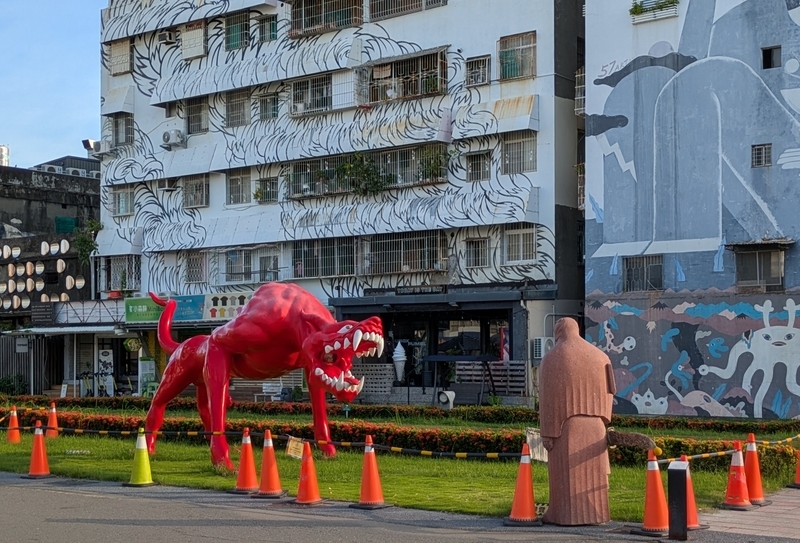 建物前アート 建物正面に設置された大型アートオブジェ