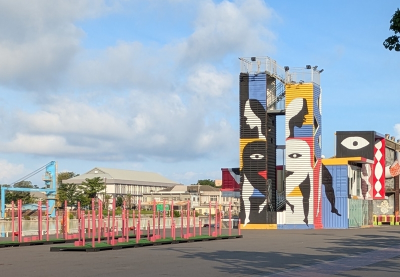 駁二タワーのアート 駁二タワーに描かれたアートペイントは時期により異なる(2025年8月撮影)