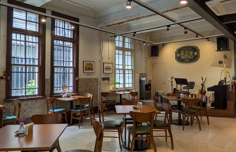 カフェ室内とバンドブース 店内にはバンド演奏用のブースが設けられているカフェ空間。