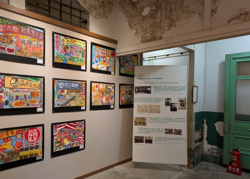 ギャラリーの地域展示 ギャラリーでは地域の様子や歴史を子どもたちの絵で紹介している。
