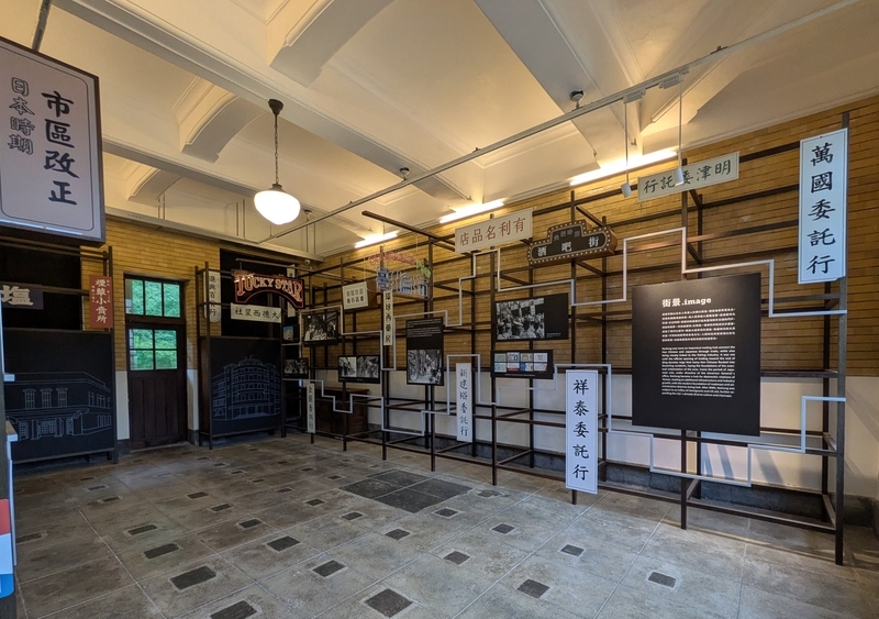 歴史展示の空間 当時の歴史や様子を伝える展示が並ぶ空間。