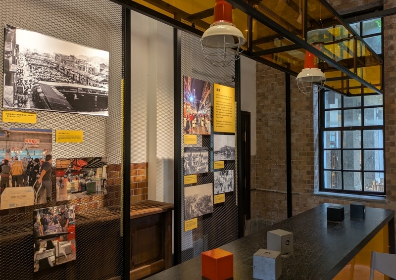 当時の資料展示 当時の写真や備品などが展示されている一角。