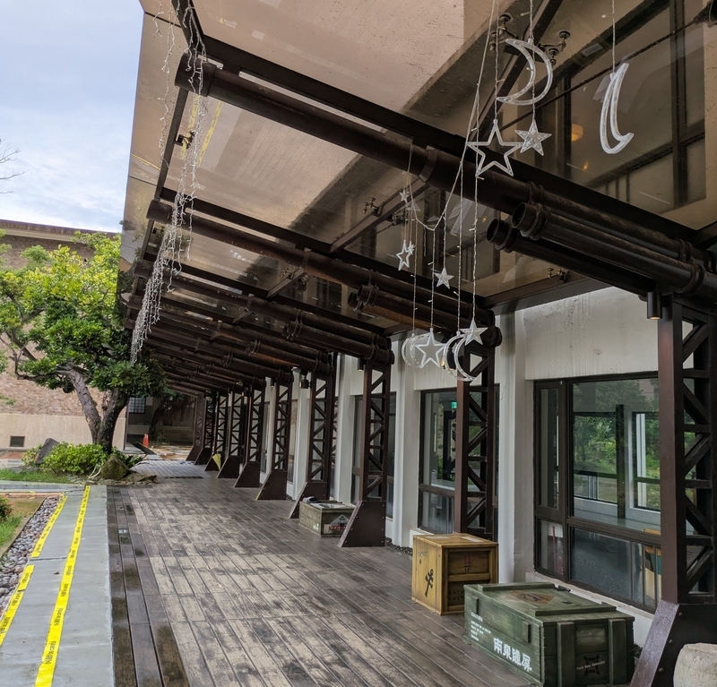光復樓の外観 要塞司令部と中庭を挟んで建つ、鉄骨構造の光復樓。