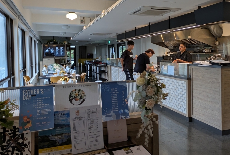 光復樓のカフェ棟 L字型の光復樓のもう一方のウイングはカフェレストランとして活用されている。