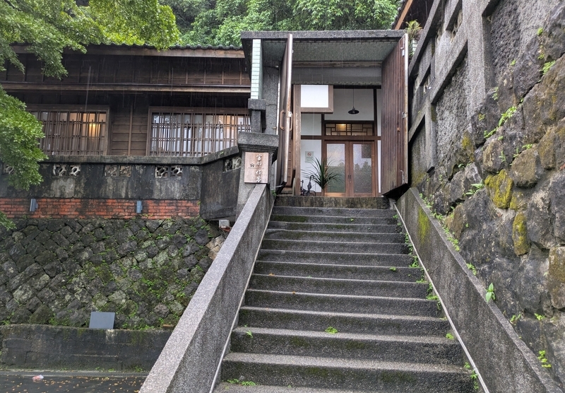 玄関と門 階段を上がると門と入口玄関が見える。