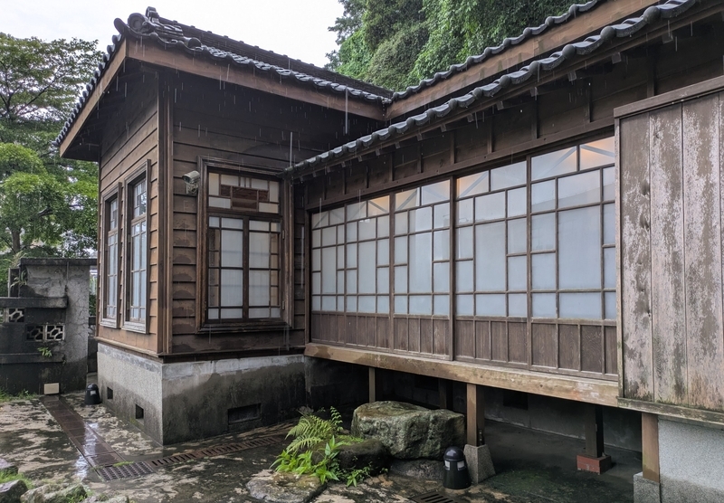 前庭からの外観 前庭から見た司令官邸の外観で、立派な窓格子が印象的。