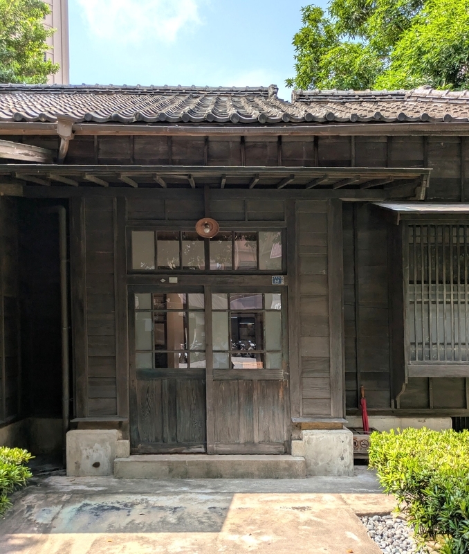 展示空間の入口 展示空間となっている前棟の入口。木造の質感が際立つ外観。