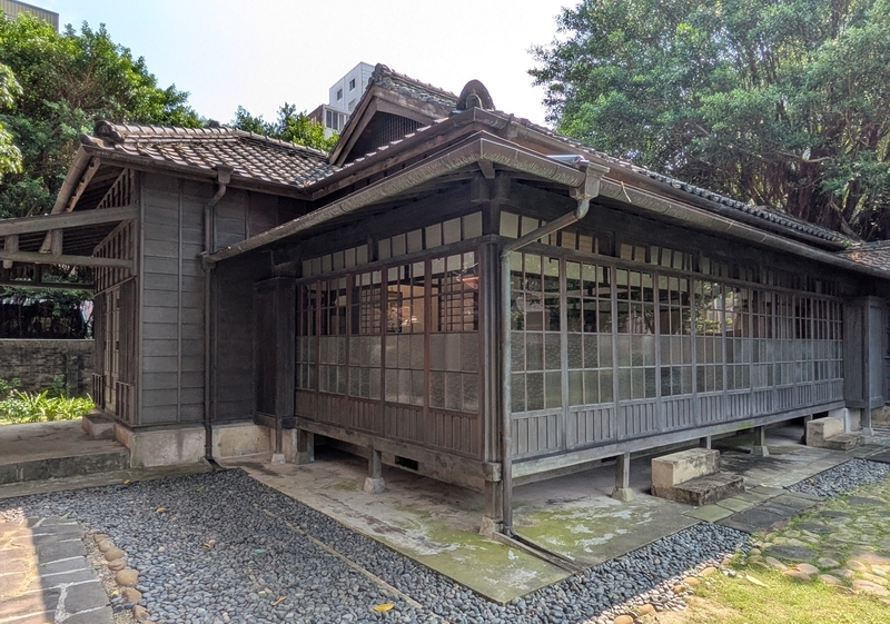 裏側の外観 建物裏側の外観。繊細な格子窓が特徴的。