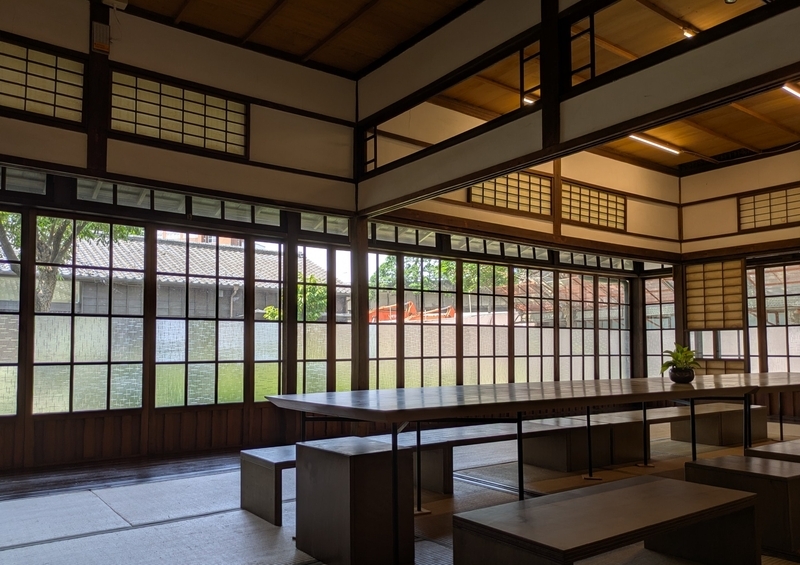 庭園を望む窓格子 庭園に面した窓格子が美しく、自然との一体感が感じられる。