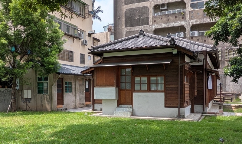 庭側の外観 庭から見た外観で、奥には附属施設が見える。