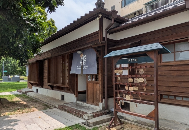 ショップ入口 建物に設けられたショップの入口部分のデザイン。