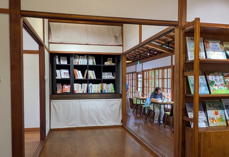 書店とカフェ 書店とカフェが併設された落ち着いた雰囲気の空間。