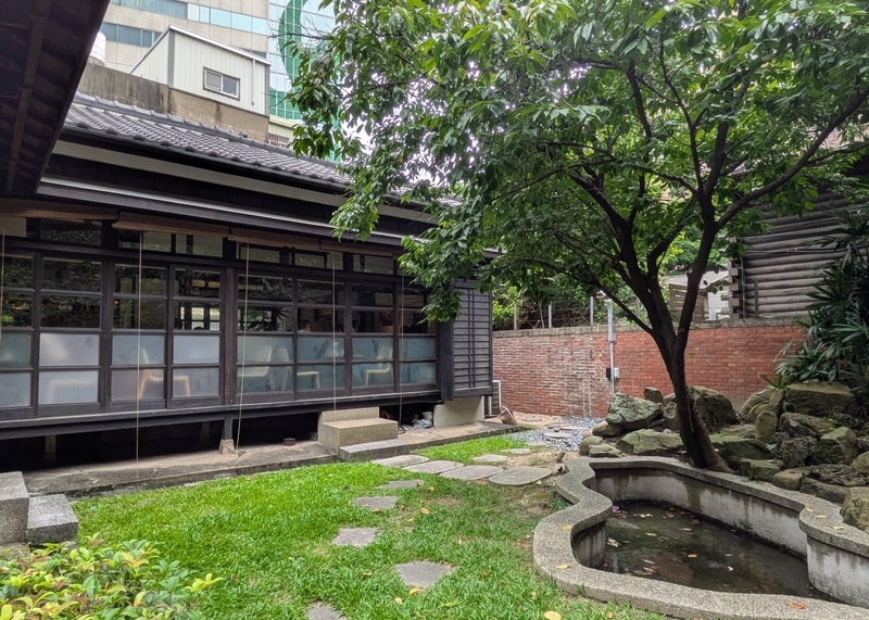 庭園に面した客席 池のある庭園を望む位置に設けられた落ち着いた客席の様子。