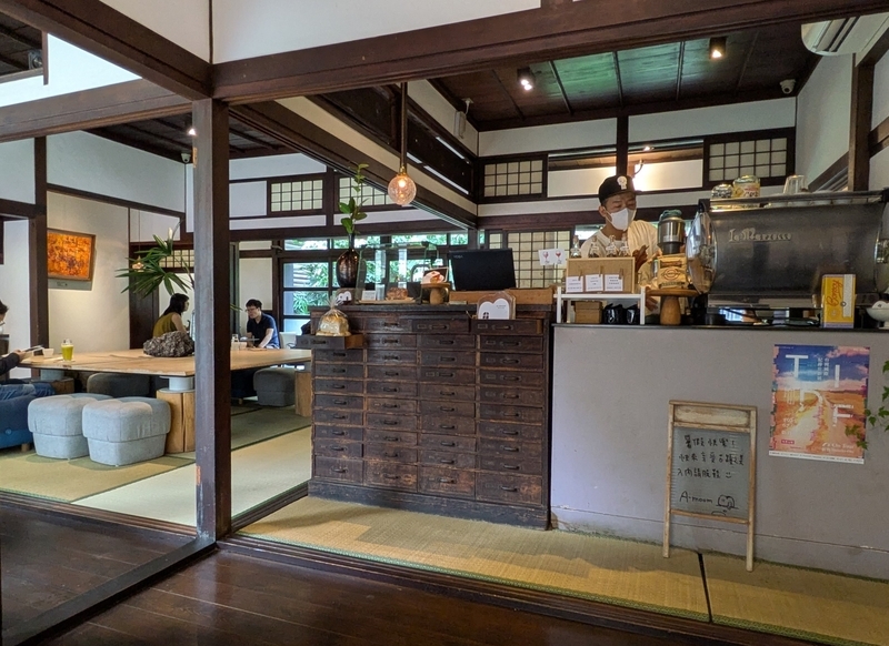 リノベ客席とカウンター 日本家屋を改装した内部空間に設けられた客席とカウンターの様子。