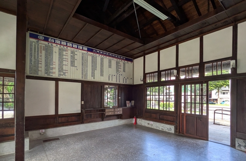 復元された待合室 木造内装が丁寧に復元された待合室の様子。