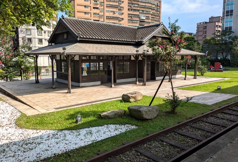 プラットフォームからの眺め プラットフォーム側から見た木造駅舎の様子。