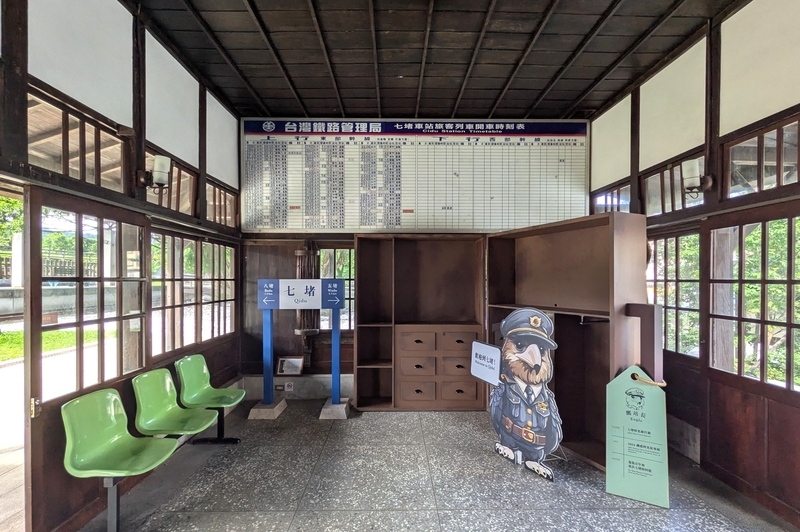 当時の時刻表 壁面には当時の時刻表がそのまま残されている。