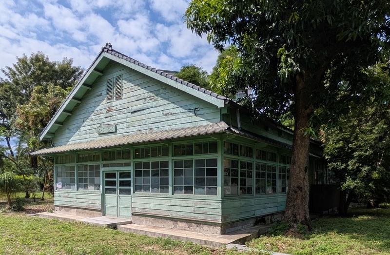 裏庭からの外観 裏庭から見た展示館の外観。通風や採光に配慮された日本式の木造平屋である。