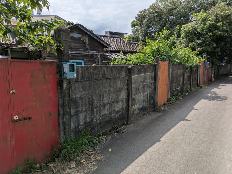 未改修の宿舎群 リノベーションを待つ状態の宿舎群の外観。