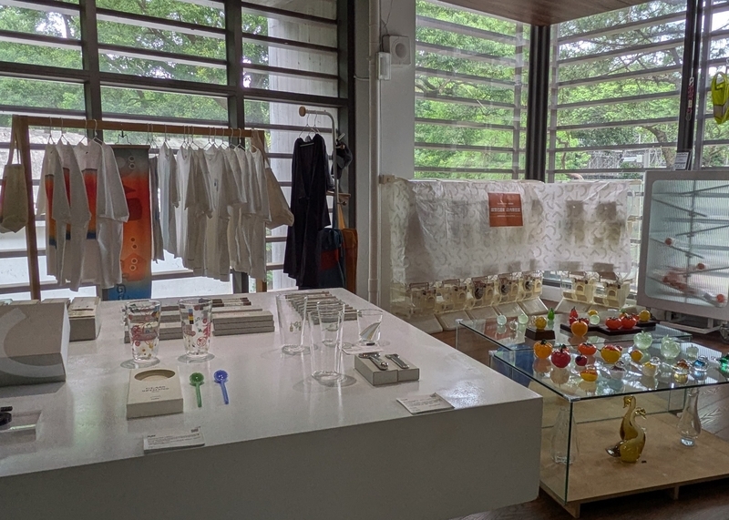 ガラス工芸作品が展示・販売されているコーナーの様子。
