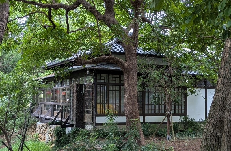 叉子咖啡 Fork Cafe（B棟）の外観。細かな窓格子と周囲の緑が調和している。