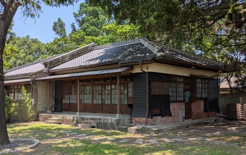 △2つの住戸が連なる40-42号棟では、左右で異なるデザインが採用されているのが特徴的である。