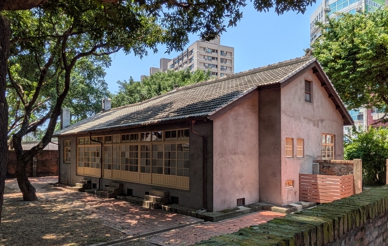 △切妻屋根を持つ44-46号棟は、伝統的な日式住宅とは異なるモダンな意匠を備えている。