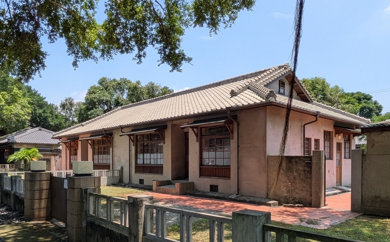 △寄棟屋根を持つ35-37号棟は、日式住宅の形式を取り入れつつも異なる装飾が施されている。