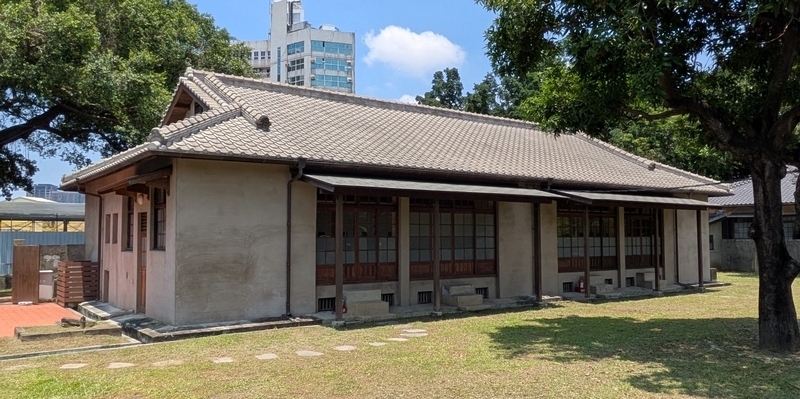△建物裏手に位置する庭側からの外観で、別の表情を見せている様子が確認できる。