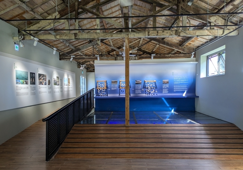 博物館入口の展示 博物館のエントランスに設けられた展示空間で、小屋組や自然光の演出が美しい。