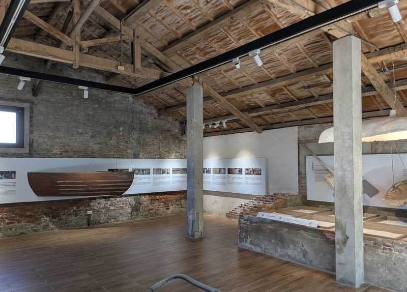 地域文化の展示 当時の地域文化に関する展示資料が並ぶ室内の様子。