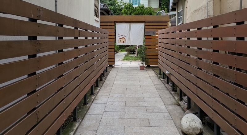 路地奥の隠れ家カフェ 路地を抜けた奥に佇む、通りからは見えにくい隠れ家的な雰囲気のカフェ外観。