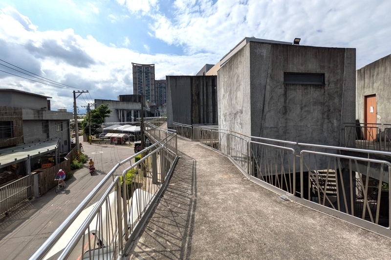 スカイデッキ 2階部分には建物と建物をつなぐスカイデッキが通っている。