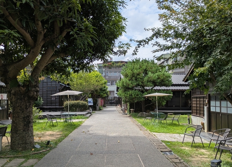 日式住宅群の連なり △連なる日本統治時代の木造住宅がリノベーションされ、統一感ある外観を保っている。