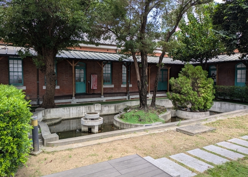 スターバックスの建物によってコの字型に囲まれた中庭。