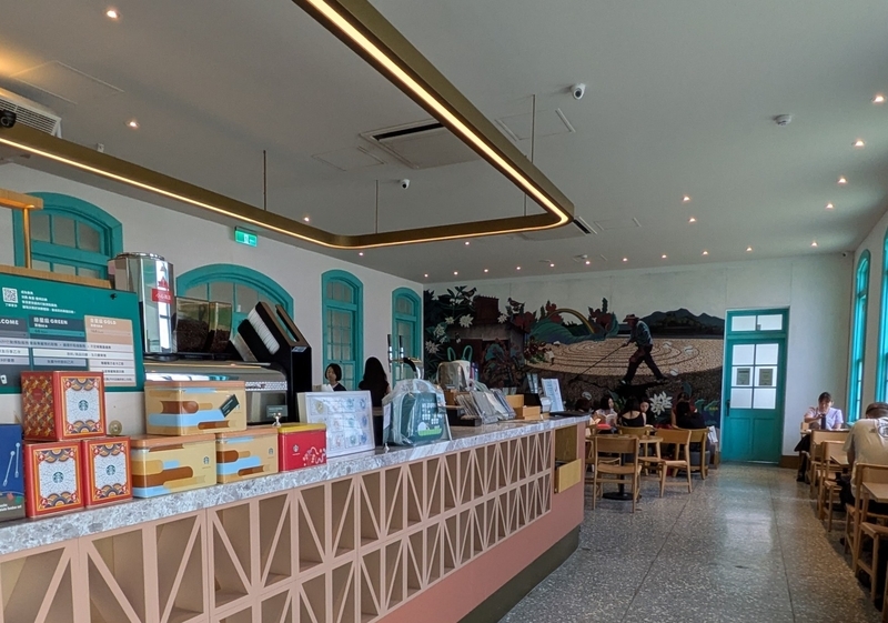 古蹟建築内に設けられたスターバックス店舗の内部空間。