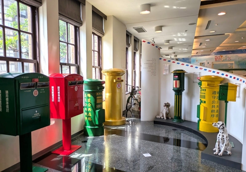 郵便ポスト展示 郵政博物館臺北館2階に展示されている各種郵便ポスト。
