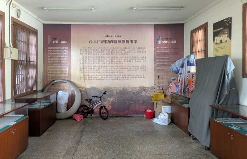 当時の第一病房の様子を伝える展示スペース。歴史資料や写真が展示されている。