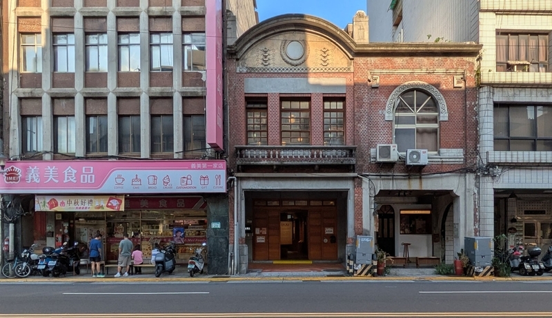 現在の渭水驛站外観 現在の渭水驛站外観。建物の約3分の1が取り壊され、左隣は義美食品の店舗になっている。