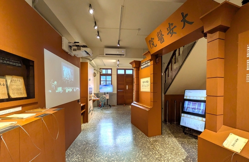 大安醫院エントランス再現展示 渭水驛站1階の展示空間。大安醫院のエントランスが忠実に再現されている様子。