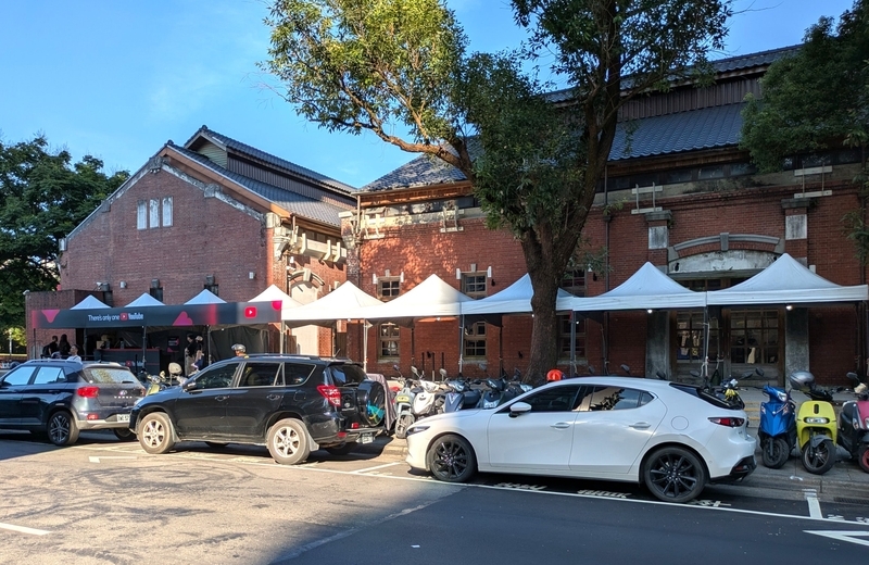道路側から見たイベント時の華山紅磚六合院外観。