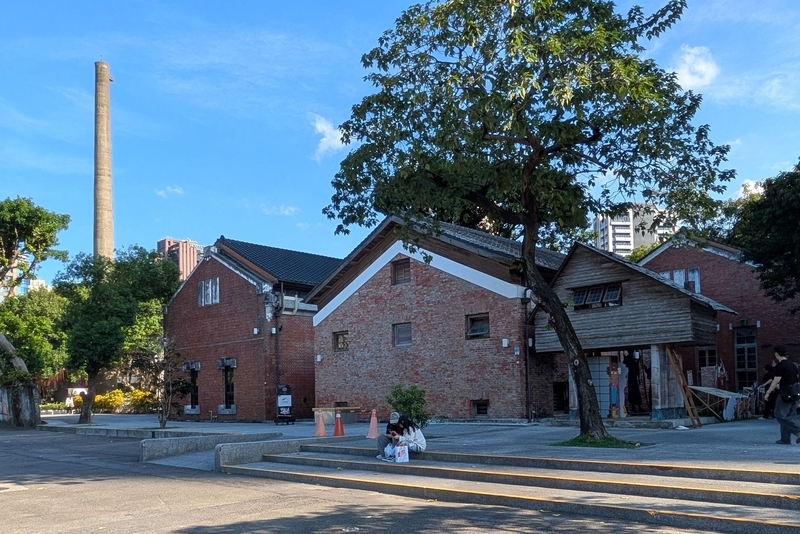 広場から見た西六館と西七館、奥には華山1914中区にある煙突が見える。
