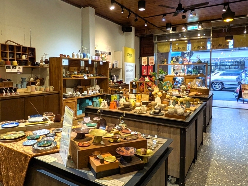 民藝埕の店内に並ぶ手作りの食器や雑貨。
