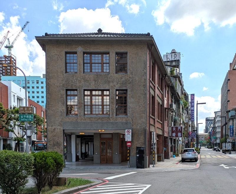 東京堂 正面ファサード 東京堂の正面ファサード。窓のデザインと建物上部の「東」の文字が入った菱形サインが特徴的。