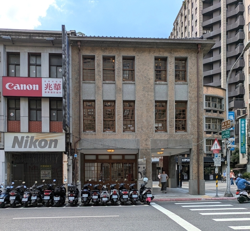東京堂 もう一つの側面外観 もう一方の側面外観。三面すべてが異なるデザインで構成されている。