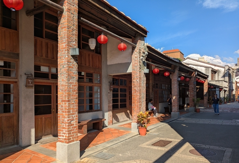 街区を貫く路地 街区を貫く路地。左側の建物には騎楼(アーケード)がある。