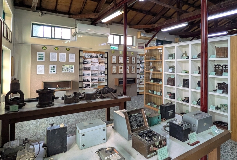 製糖設備と道具の展示 当時の製糖に使われた設備や道具が展示されている様子。