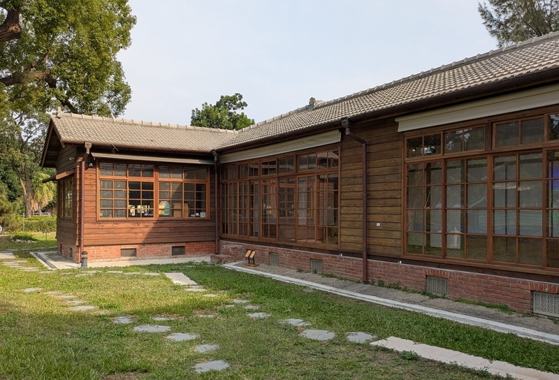 裏庭側の外観 裏庭から見た二戸一住宅の外観。