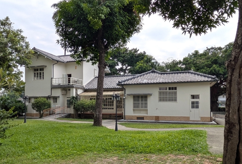 裏庭方向から見た建物の外観。